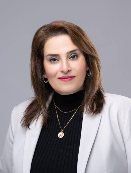 فرنوش مستعد، پارالیگال دارای مجوز و سردفتر اسناد رسمی در انتاریو